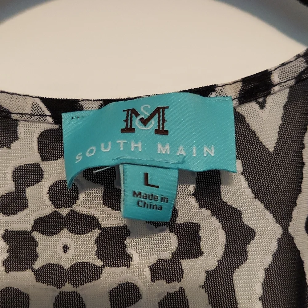 🛑🛑 SOLD SOLD SOLD 🛑🛑South Main Tops - Picture 2 of 3